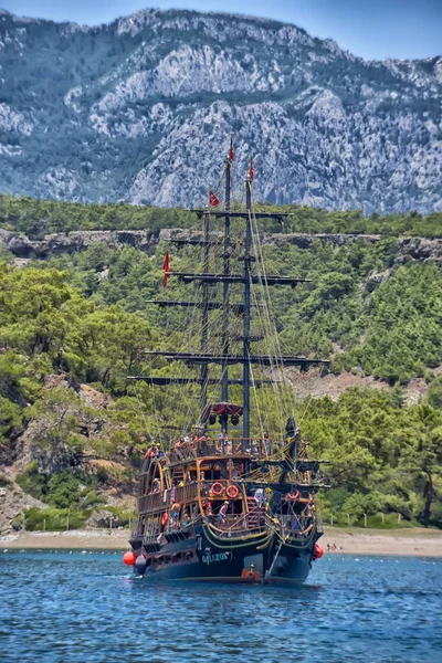 Kemer, Turkiet - 17 juli 2015: Turistiska segelbåtar i Kemer, — Stockfoto
