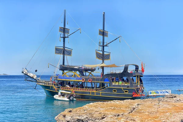 Kemer, Turkiet - 17 juli 2015: Turistiska segelbåtar i Kemer, — Stockfoto