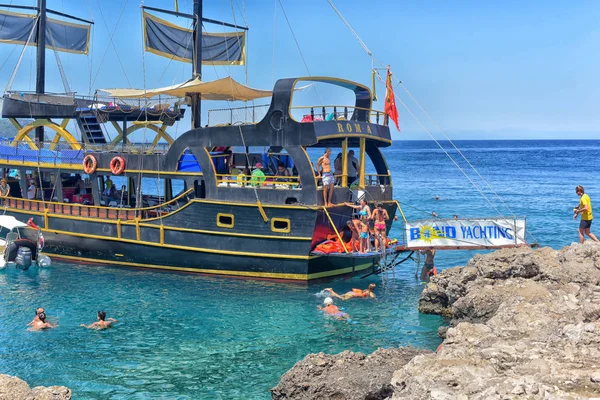 Kemer, Turkiet - 17 juli 2015: Turistiska segelbåtar i Kemer, — Stockfoto