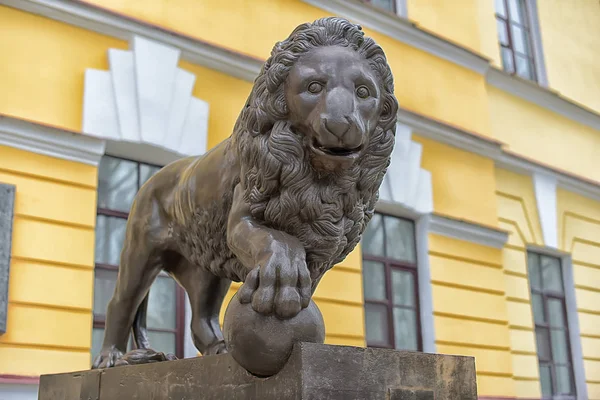 Monumento - León con una pelota en San Petersburgo. Uno de los símbolos —  Fotos de Stock