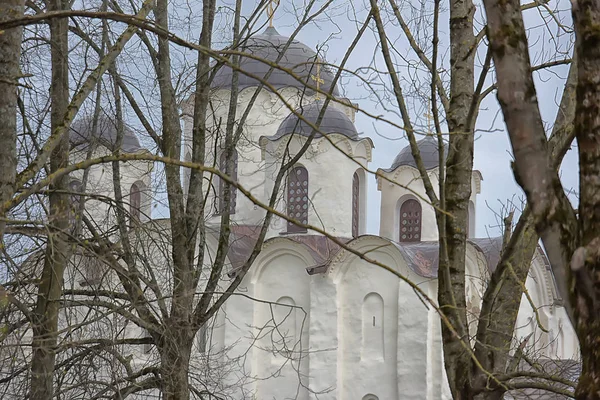 Typická architektura ruské bílého kamene církví — Stock fotografie