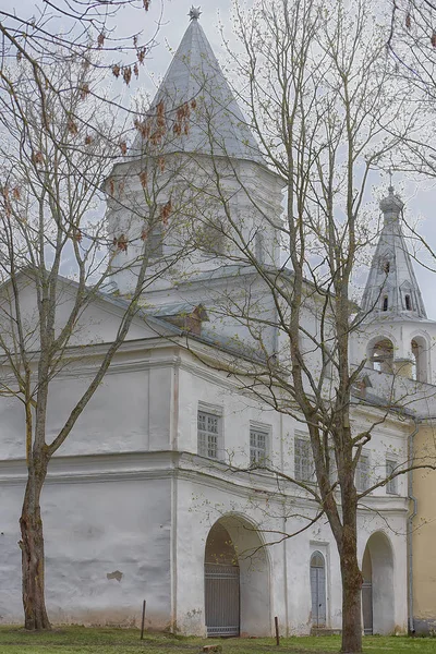 Architettura tipica delle chiese russe in pietra bianca — Foto Stock