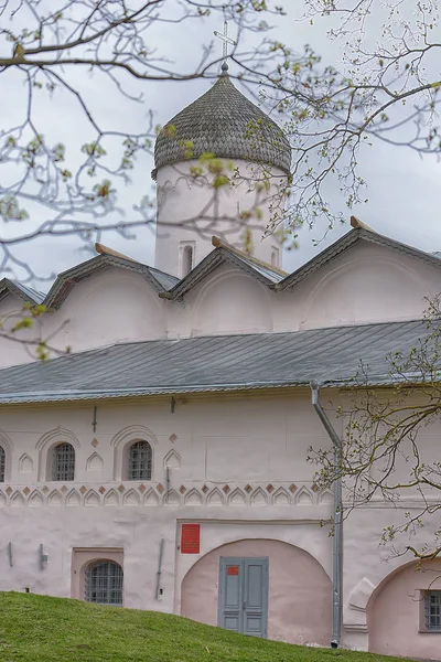 Типичная архитектура русских церквей из белого камня — стоковое фото