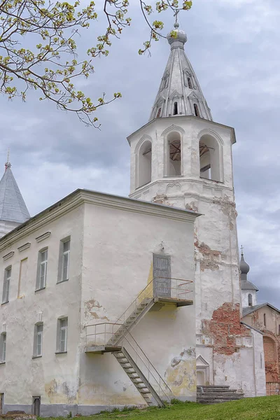 Typische Architektur russischer Kirchen aus weißem Stein — Stockfoto