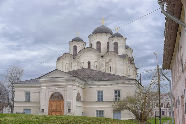 Typische Architektur russischer Kirchen aus weißem Stein — Stockfoto