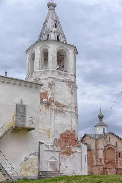 Arquitectura típica de las iglesias rusas de piedra blanca —  Fotos de Stock