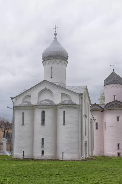 Typische architectuur van Russische wit-stenen kerken — Stockfoto