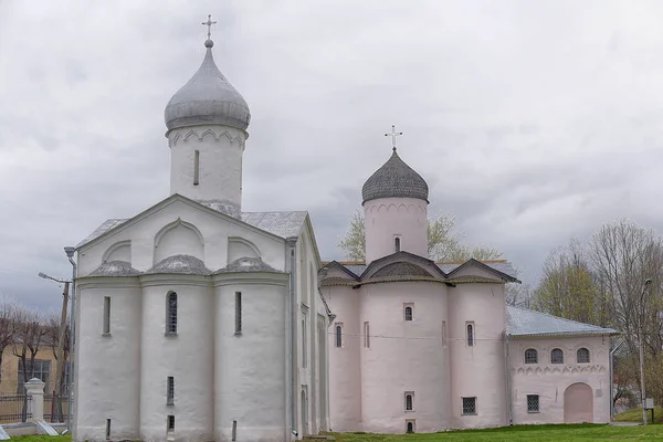 Orosz fehér kőből épült templomok jellegzetes építészeti — Stock Fotó