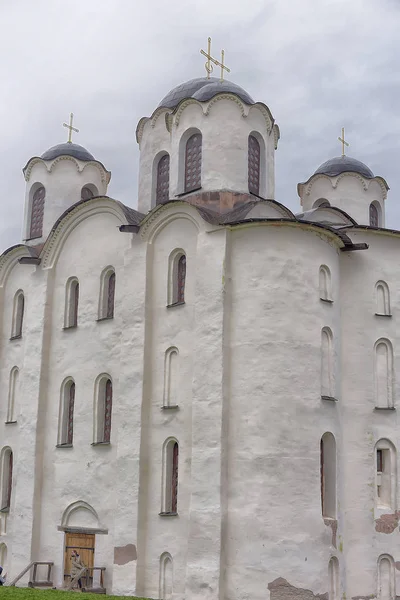 Typowa architektura rosyjski kościołów z białego kamienia — Zdjęcie stockowe