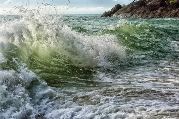 Colidindo ondas do oceano durante a tempestade — Fotografia de Stock