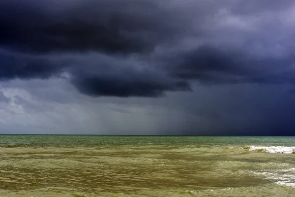 바다 위에 비 구름 태국 — 스톡 사진