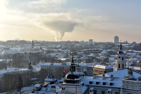 Panorama de iarnă Vilnius din turnul castelului Gediminas. Vilnius. Li — Fotografie, imagine de stoc