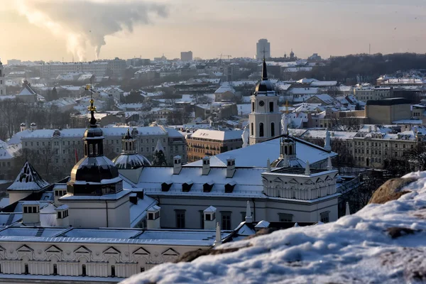 Зимняя панорама Вильнюса с башни замка Гедиминас. Вильнюс. Ли. — стоковое фото