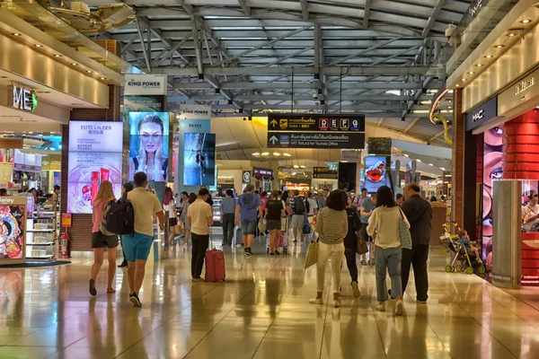 BANGKOK - 8 de julio: Terminal del aeropuerto de Suvarnabhumi en 0 — Foto de Stock