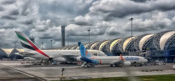 Bangkok - július 8: 0 a Suvarnabhumi Airport repülőtér — Stock Fotó