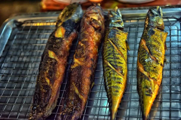 El pescado frito con cúrcuma y ajo es un alimento en la calle tailandesa foo —  Fotos de Stock