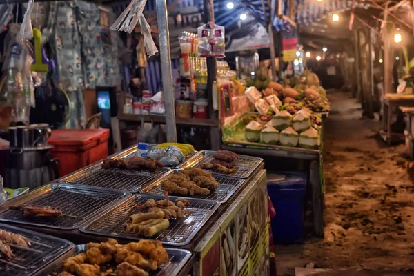 Koh Chang, Thailand - 06 juli 2017; handelaren bij de nacht marke — Stockfoto