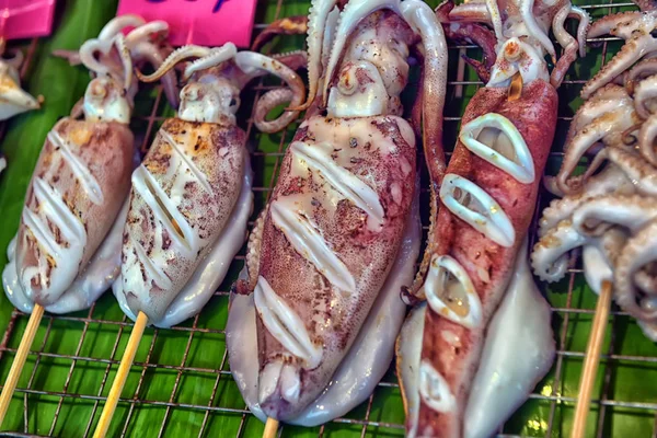 Cloeup сушені кальмари в море продовольства Таїланді ринку. — стокове фото