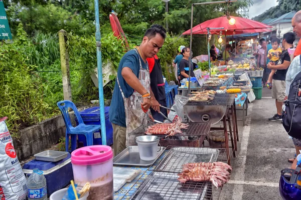 Κο Τσανγκ, Ταϊλάνδη, 05,07,2017 πλανόδιος πωλητής ετοιμάζει καλαμάρι σε — Φωτογραφία Αρχείου