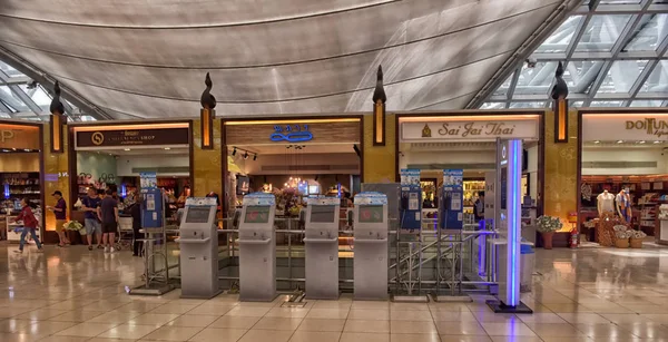 BANGKOK - july 8: Airport terminal  at Suvarnabhumi Airport on 0 — Stock Photo, Image