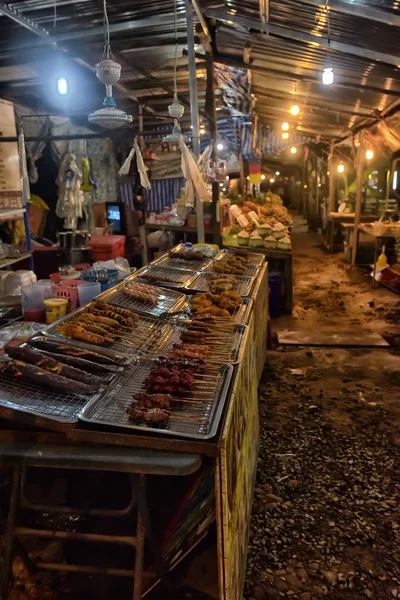 Koh Chang, THAILANDIA - 06 luglio 2017; commercianti al marke notturno — Foto Stock