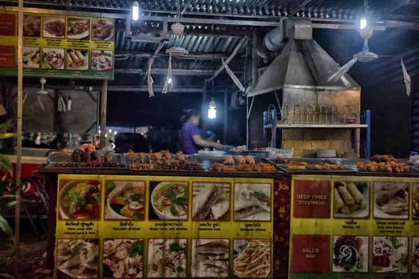 Koh Chang, THAILANDIA - 06 luglio 2017; commercianti al marke notturno — Foto Stock