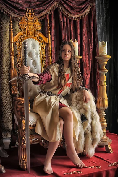 Princesa guerreira no trono — Fotografia de Stock