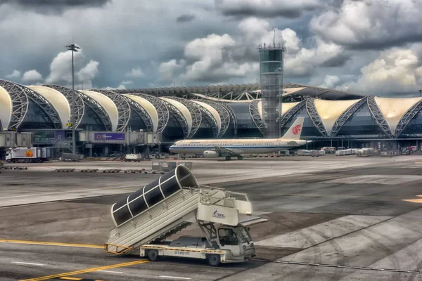 BANGKOK - 8 de julho: Terminal do aeroporto no aeroporto de Suvarnabhumi em 0 — Fotografia de Stock