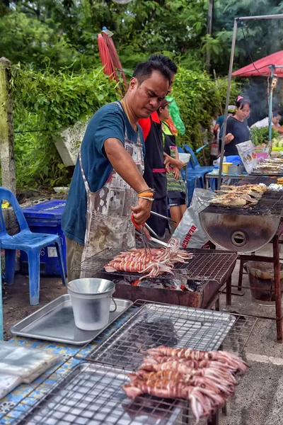 Koh Chang, Thailand, 05,07,2017 Street leverancier bereidt squid in — Stockfoto