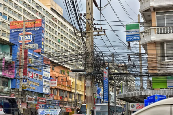 Ruas de Pattaya com um grande número de fios elétricos — Fotografia de Stock
