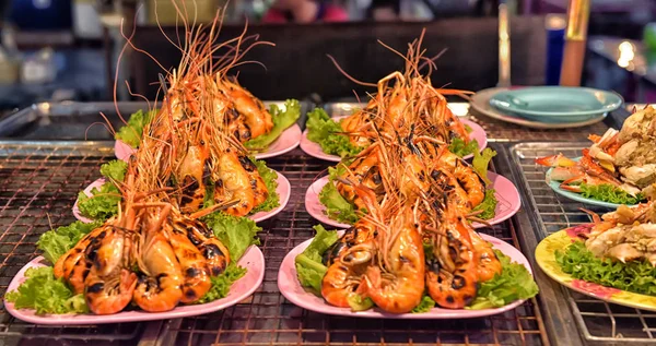 Camarones en un plato —  Fotos de Stock