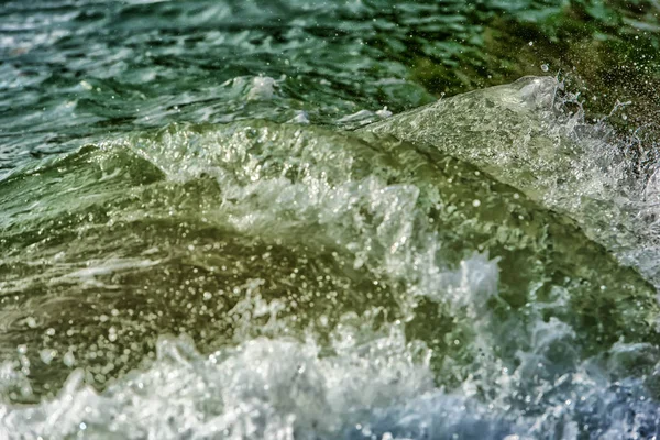 Rompiendo las olas del océano durante la tormenta — Foto de Stock