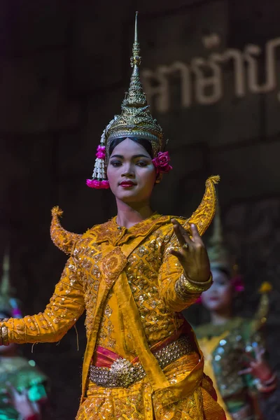 Un grup de dansatori Aspara au cântat într-un spectacol public în Siem Reap, Cambodgia . — Fotografie, imagine de stoc