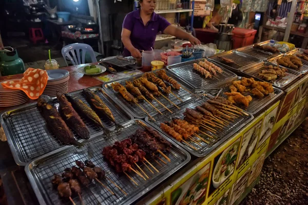 Koh Chang, Thailand - 06 juli 2017; handelaren bij de nacht marke — Stockfoto