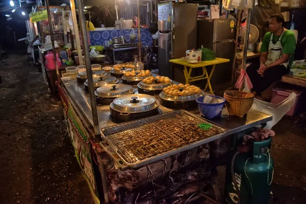 Koh Chang, TAILANDIA - 06 de julio de 2017; los comerciantes en la noche marcan —  Fotos de Stock