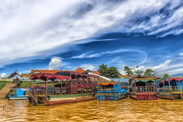 Chong Knies Village, Tonle Sap Lake, the largest freshwater lake in Southeast Asia — Stock Photo, Image