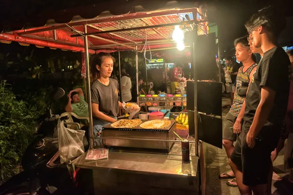 Een niet-geïdentificeerde Thaise Man Roti Mataba koken voor verkoop reiziger op straat avondmarkt. — Stockfoto