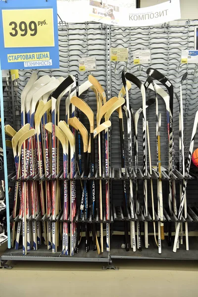 Palos de hockey en la tienda de deportes —  Fotos de Stock