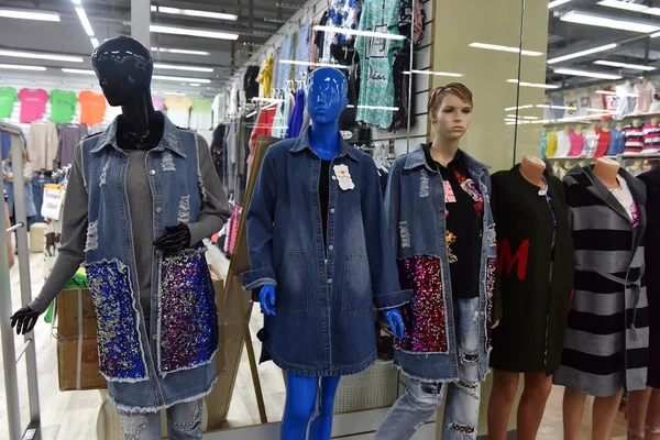 Russia, St. Petersburg, 23,07,2017 Mannequins in jeans jackets — Stock Photo, Image