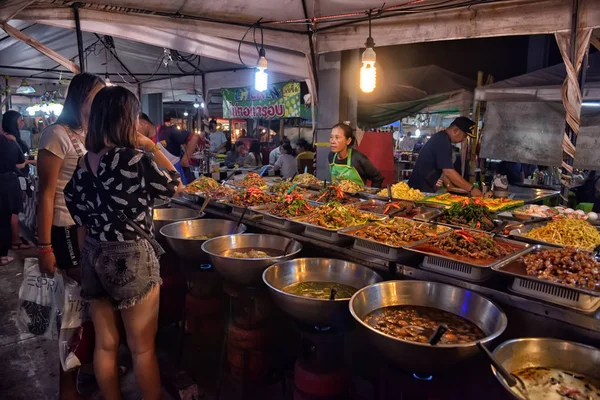 Thailand, Pattaya 26,06,2017 de avondmarkt van het voedsel in Pattaya — Stockfoto