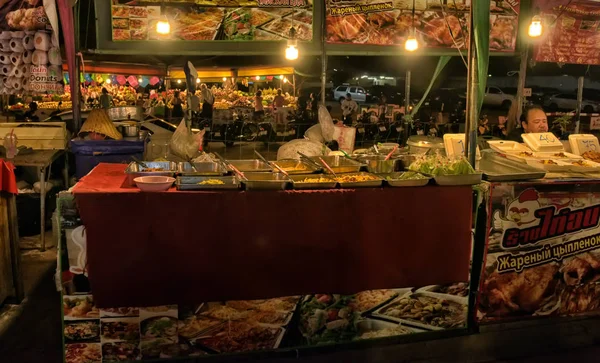 Thailand, Pattaya 26,06,2017 de avondmarkt van het voedsel in Pattaya — Stockfoto