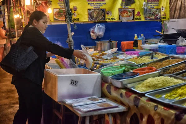 Thailand, Pattaya 26,06,2017 de avondmarkt van het voedsel in Pattaya — Stockfoto