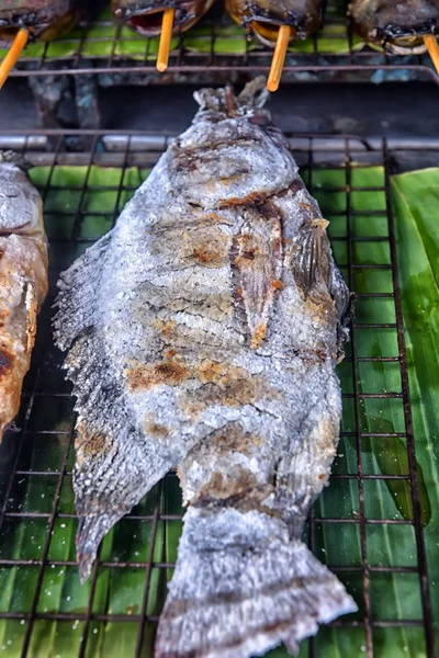 Sal y pescado a la parrilla en el mercado en Tailandia — Foto de Stock