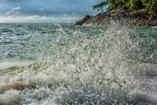 Rompiendo las olas del océano durante la tormenta — Foto de Stock