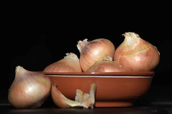 Zwiebeln in einer Schüssel auf einem Tisch — Stockfoto