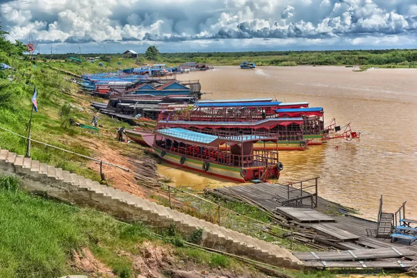 Chong Knies Village, Tonle Sap Lake, the largest freshwater lake in Southeast Asia — Stock Photo, Image