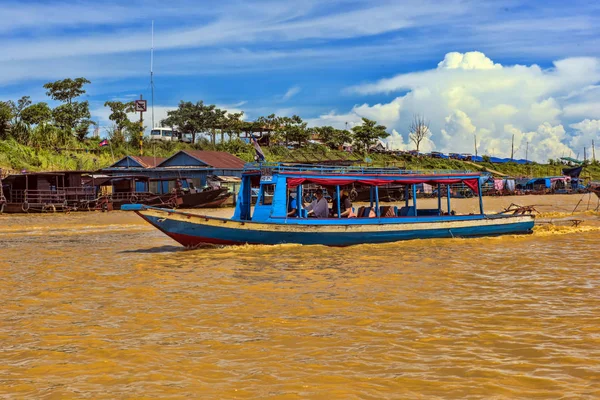 Chong Knies Village, Tonle Sap Lake, the largest freshwater lake in Southeast Asia — Stock Photo, Image