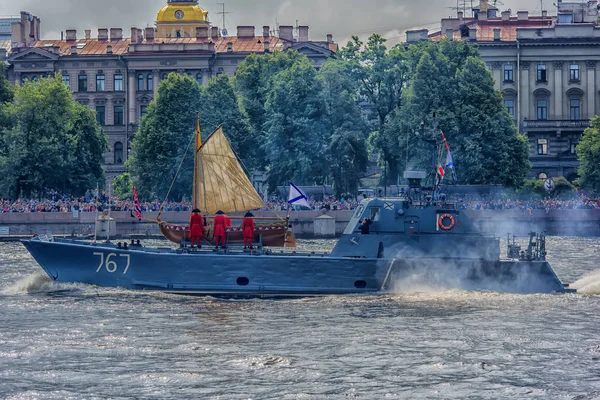 Торжественный парад по случаю Дня ВМФ России — стоковое фото