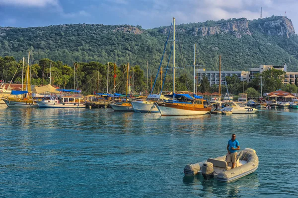 Turecko, Kemer, 11,08,2017 čluny a jachty v zátoce Kemer. Turecko. Marina bay na pozadí hory. — Stock fotografie