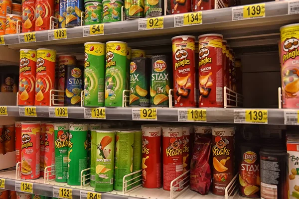 Rusia, San Petersburgo, 15,08,2017 Fichas en el paquete en los estantes de los supermercados — Foto de Stock